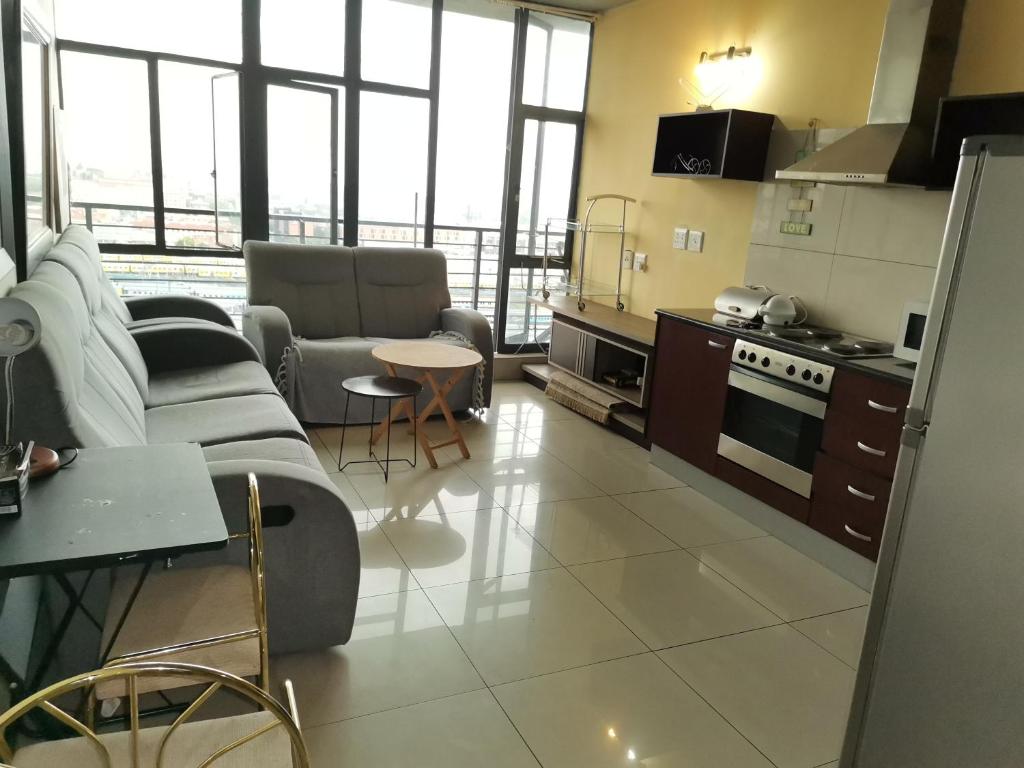 sala de estar con sofá y cocina en Broadway flats Braamfontain, en Johannesburgo