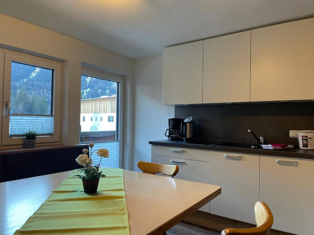 Kuchyň nebo kuchyňský kout v ubytování Ferienwohnungen Haus Bergflora
