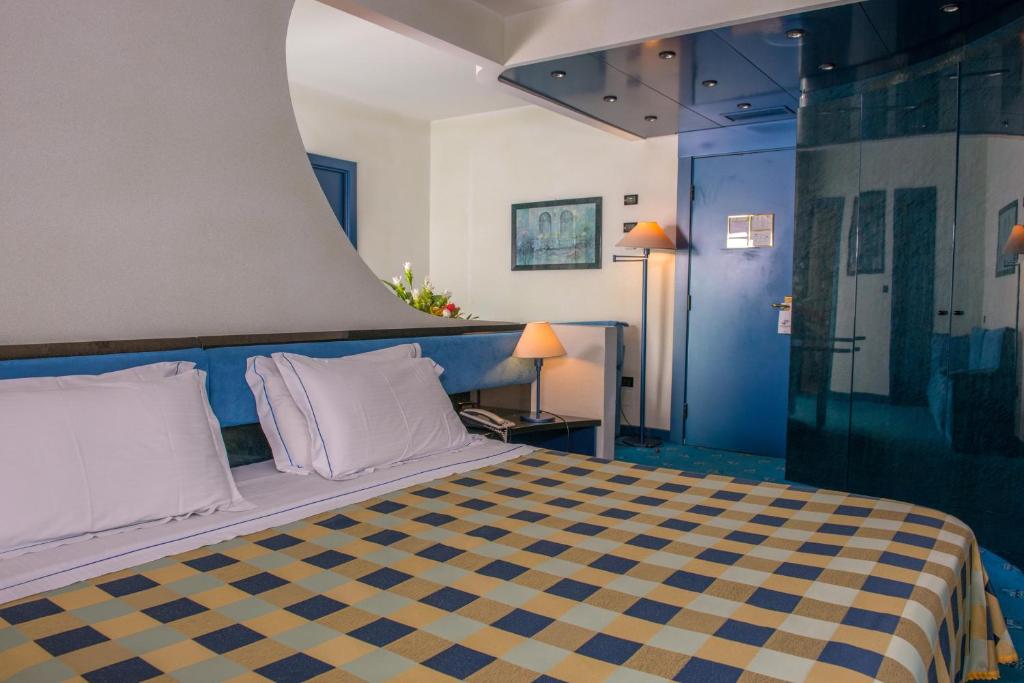 Postel nebo postele na pokoji v ubytování Pizzomunno Vieste Palace Hotel