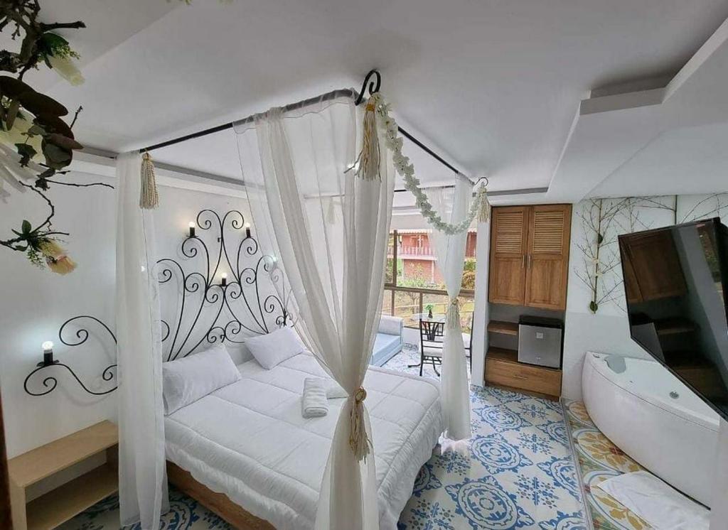 sypialnia z łóżkiem i wanną w pokoju w obiekcie Hotel Bahia del Faro w mieście Guatapé