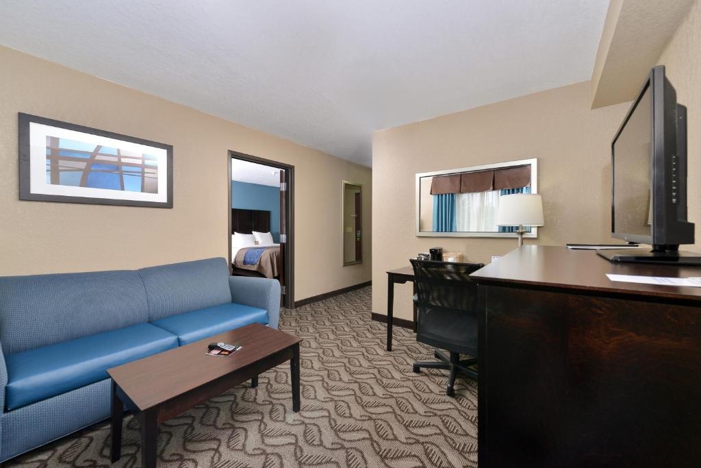 Comfort Inn & Suites Springfield I-55 - 2 Queen Bed Suite With Sofa Bed-Non Smoking