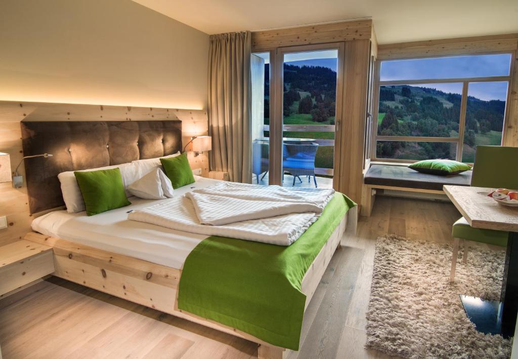Posteľ alebo postele v izbe v ubytovaní Alpin Juwel - Lifestyle und Biohotel