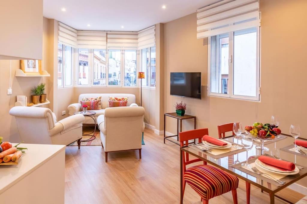 salon ze stołem i krzesłami w obiekcie Plaza Nueva Deluxe Suite by Valcambre w Sewilli