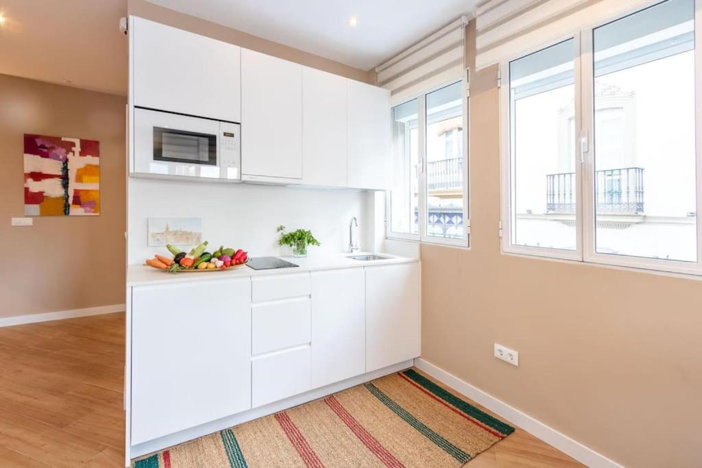 Kuchnia lub aneks kuchenny w obiekcie Plaza Nueva Deluxe Suite by Valcambre