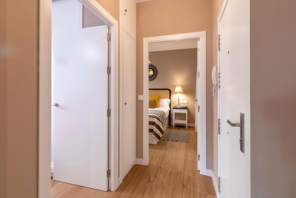 Łóżko lub łóżka w pokoju w obiekcie Plaza Nueva Deluxe Suite by Valcambre