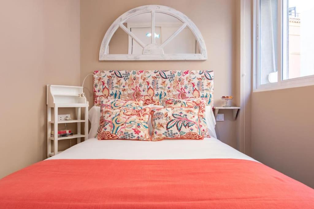 Łóżko lub łóżka w pokoju w obiekcie Plaza Nueva Deluxe Suite by Valcambre