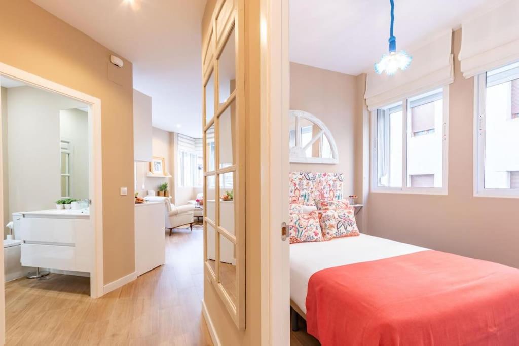 niewielka sypialnia z łóżkiem i łazienką w obiekcie Plaza Nueva Deluxe Suite by Valcambre w Sewilli