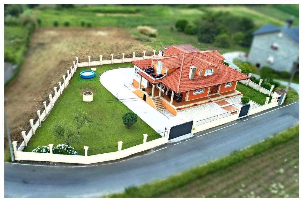un modèle de maison avec cour et frisbee dans l'établissement O FOGAR DE LENI, à Pontevedra