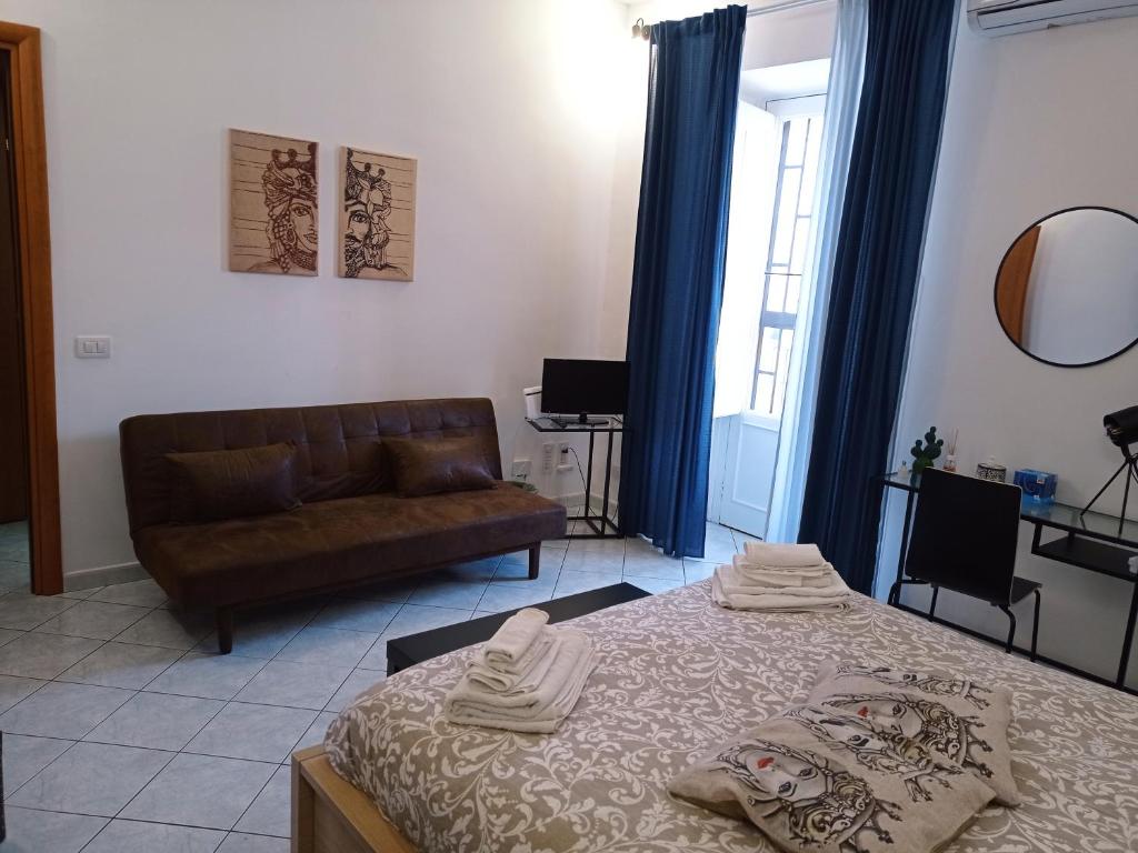 Łóżko lub łóżka w pokoju w obiekcie Casa Barocco Catania
