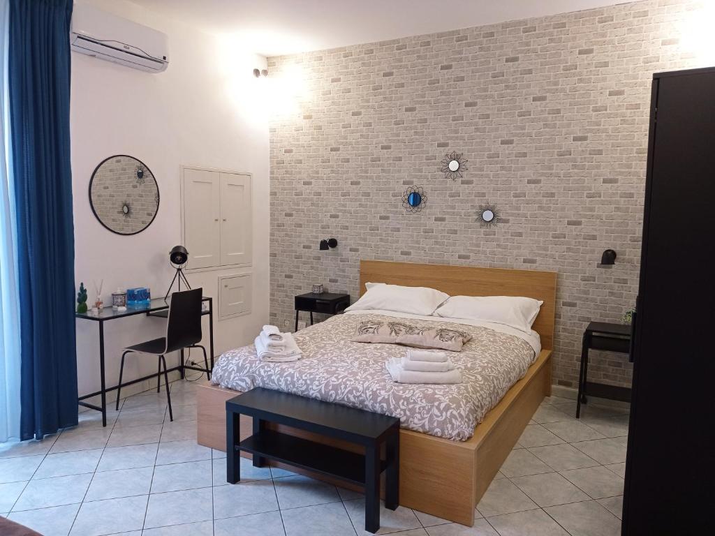 sypialnia z łóżkiem i biurkiem w obiekcie Casa Barocco Catania w Katanii