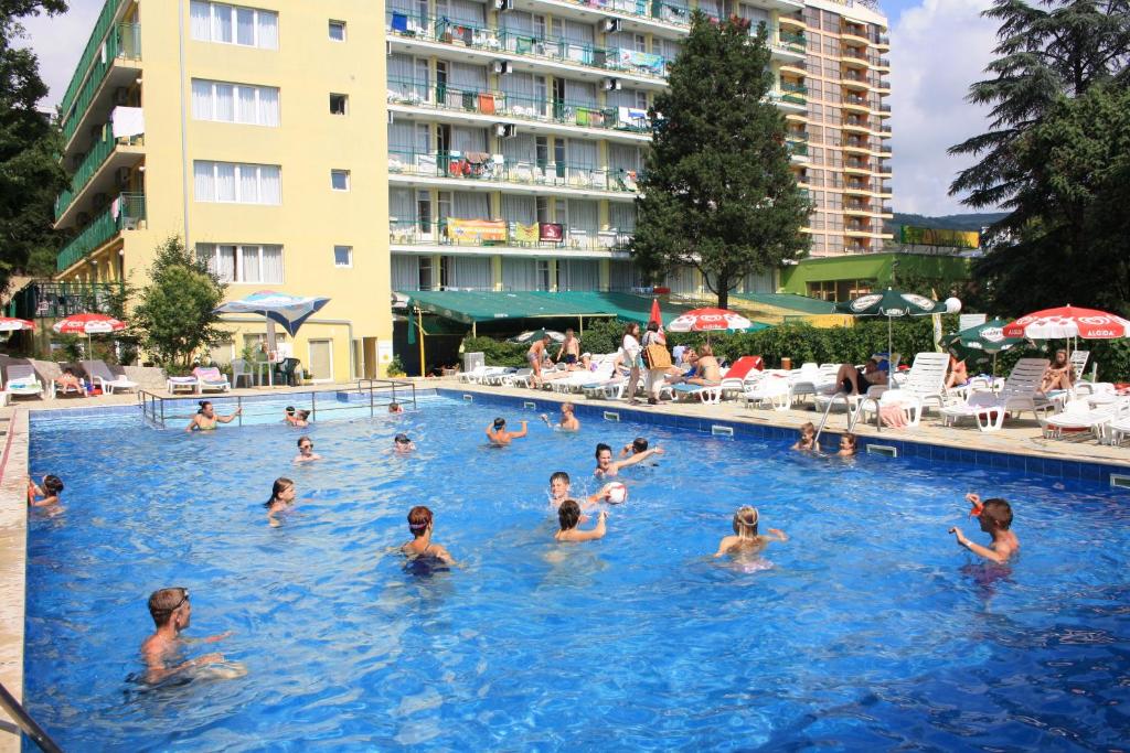 un grupo de personas en la piscina de un hotel en Sunny Varshava Hotel, en Golden Sands