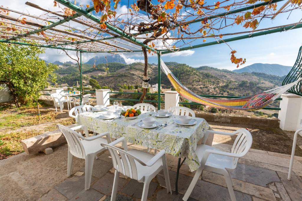 - une table et des chaises sur une terrasse avec vue dans l'établissement Casa Marcelino y Pepa Rosa, à Sella