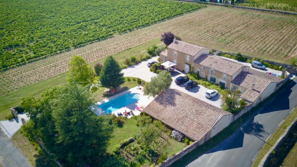 an aerial view of a house with a swimming pool at Chambre d'hôtes Sauternais in Pujols-sur-Ciron