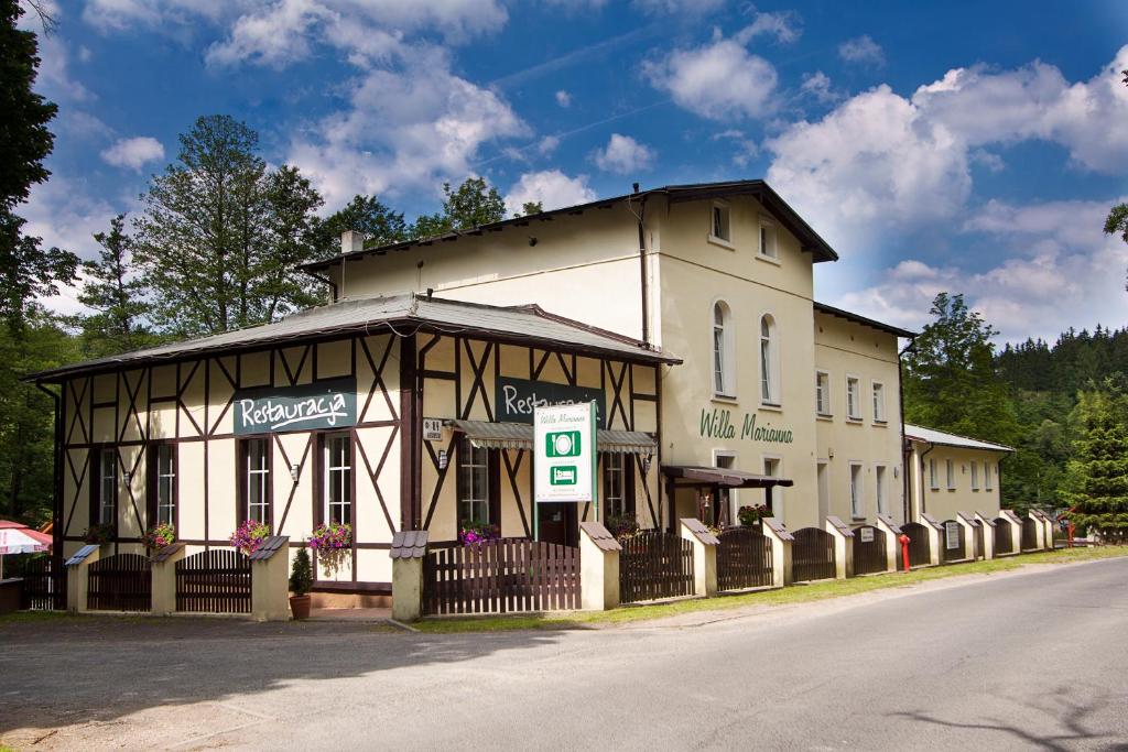 a building on the side of the road at Willa Marianna in Lądek-Zdrój