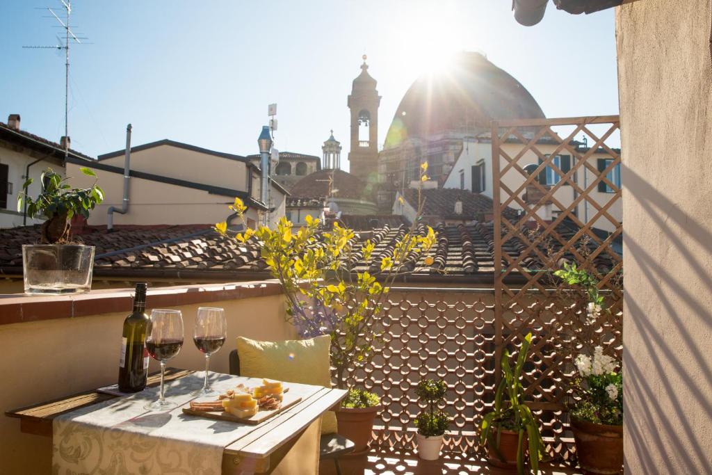 balkon ze stołem i kieliszkami wina w obiekcie MEDICI CHAPELS TERRACE - VIEW APARTMENT we Florencji