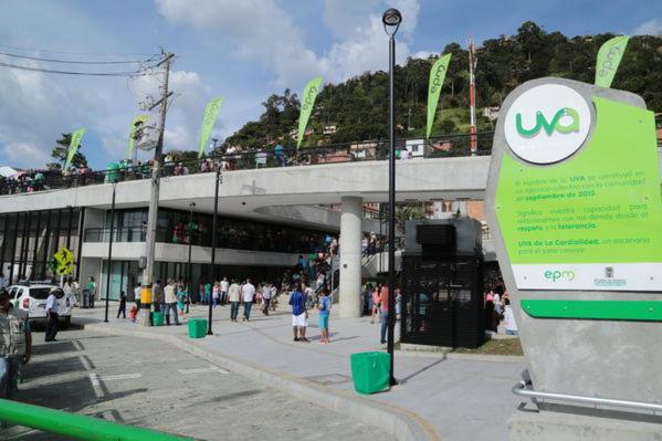 uma ponte com pessoas sobre ela com pessoas andando sobre ela em CASA GRANDE MEDELLIN em Medellín