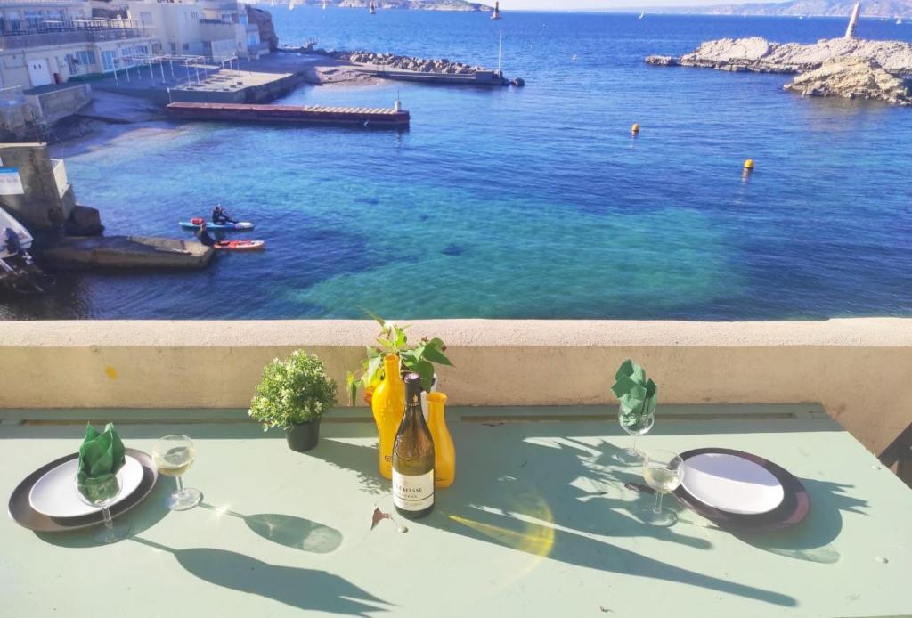 uma mesa com vista para uma massa de água em Cabanon de Malmousque em Marselha