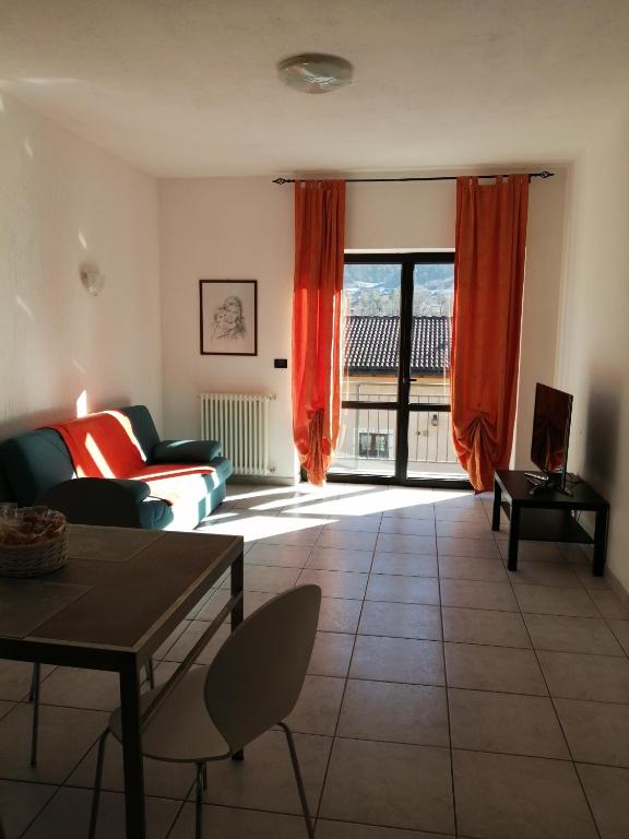 un soggiorno con divano e tavolo di appartamento due - CIR 0007 ad Aosta