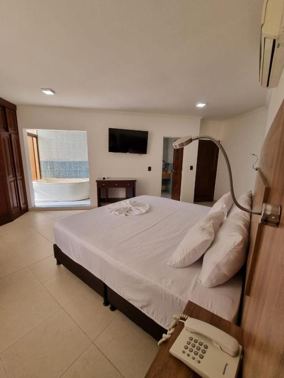 TV a/nebo společenská místnost v ubytování Zahira Hotel Melgar