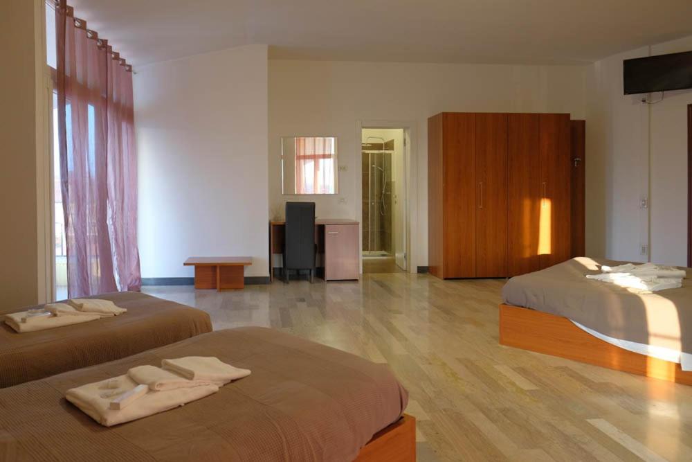 una camera d'albergo con due letti e una televisione di MAROSTICANA 008 a Dueville
