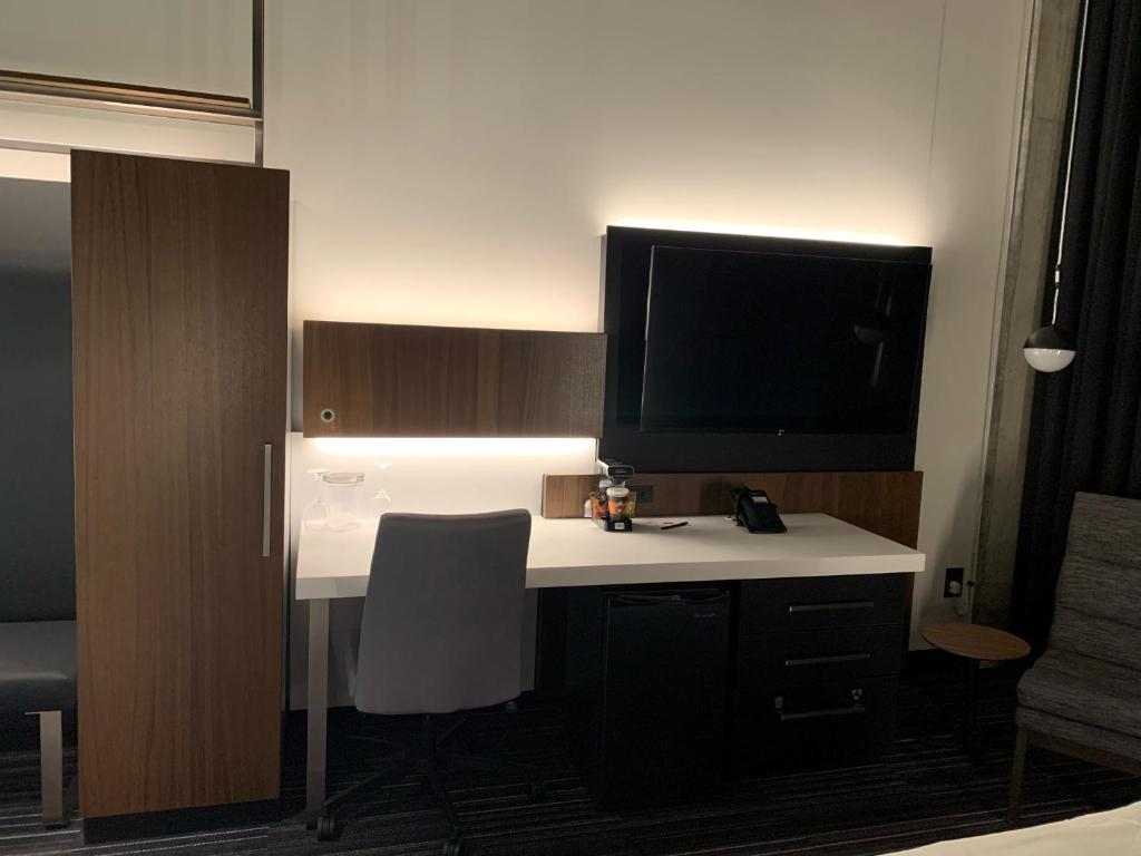 Een TV en/of entertainmentcenter bij Grand Hotel TiMES Blainville-Mirabel
