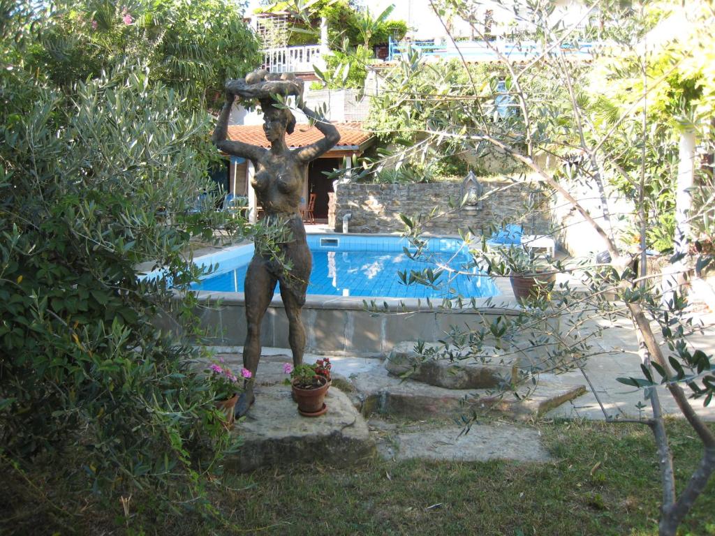 una estatua de un hombre de pie junto a una piscina en Apartment Apollonio Portorož, en Portorož
