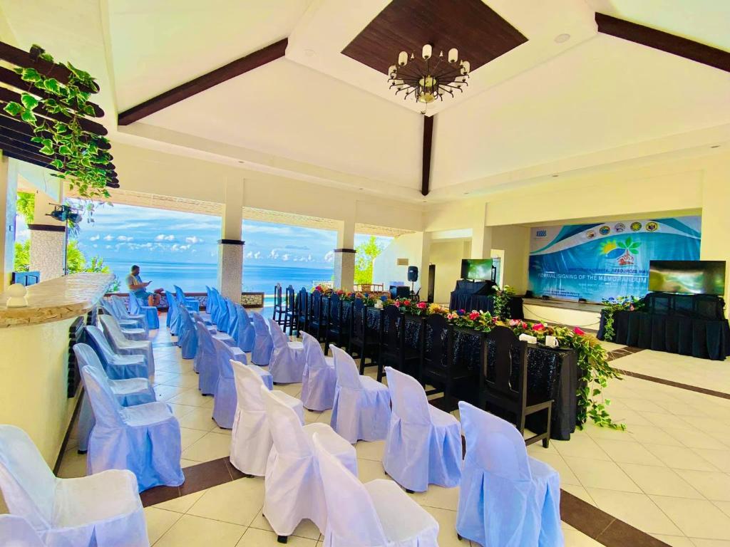 TV a/nebo společenská místnost v ubytování Azure Camotes Resort Hotel