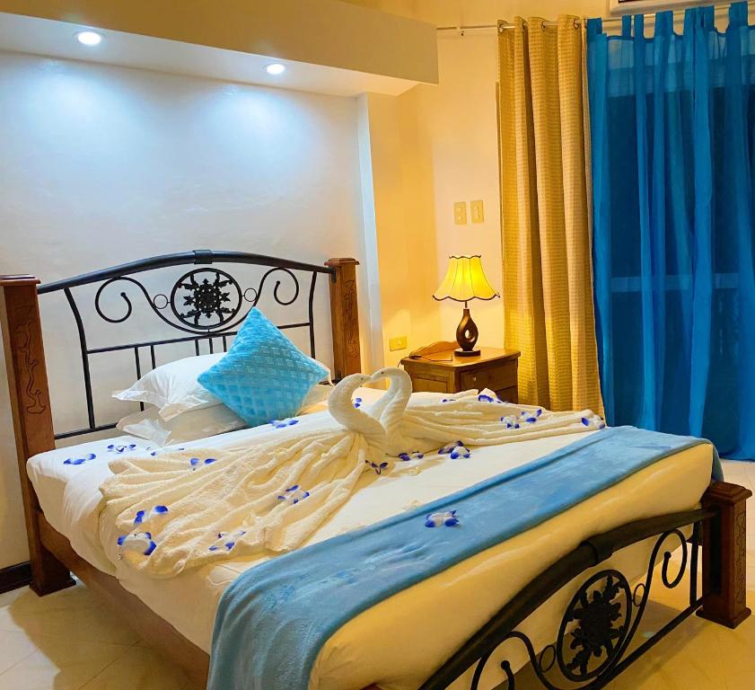 Postel nebo postele na pokoji v ubytování Azure Camotes Resort Hotel