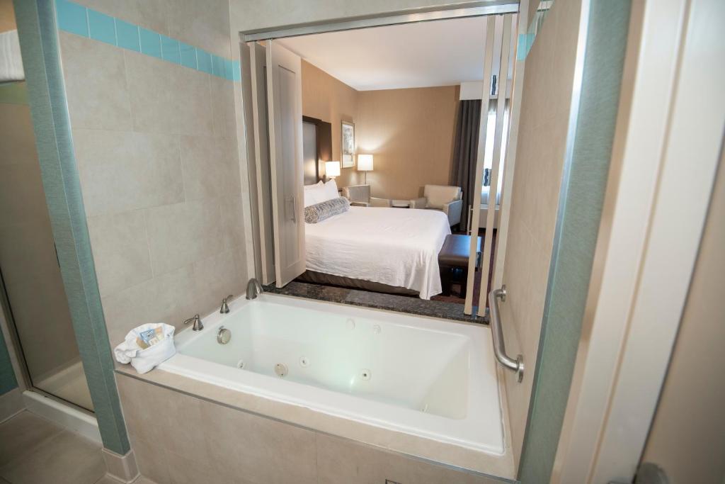 Win-River Resort and Casino - Deluxe King Suite
