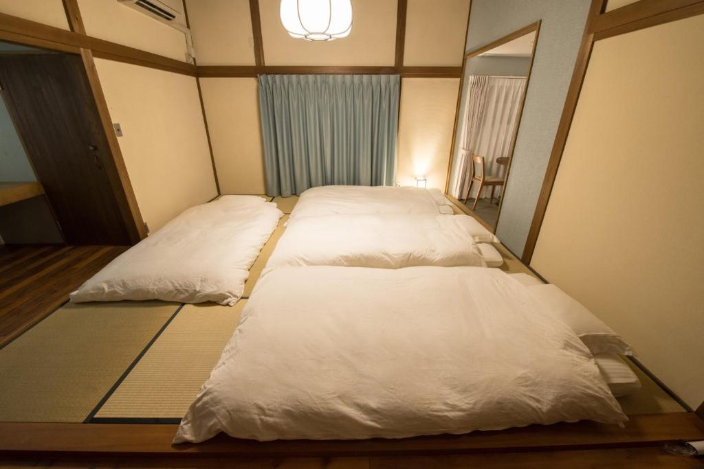 2 camas en una habitación pequeña con aversión para en Jikukan Mukae - Vacation STAY 13880v en Izumo