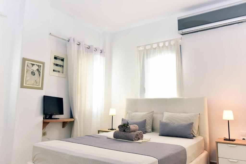 A bed or beds in a room at Thomas Apartments Katapola - Chora