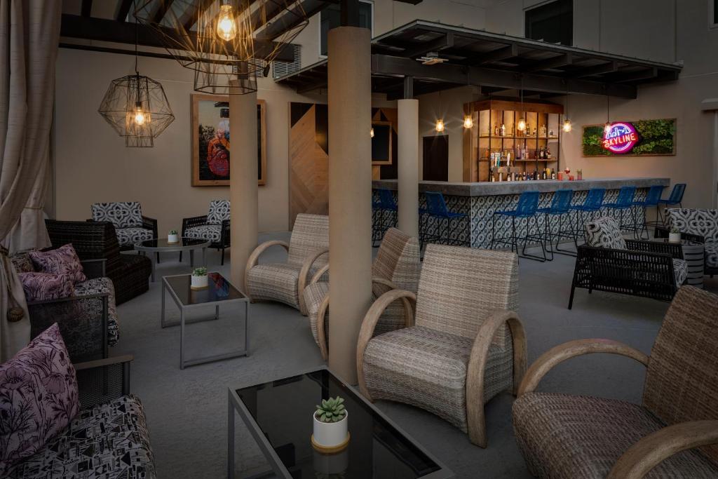 Holiday Inn Express Hotel & Suites Austin Downtown - University by IHGにあるシーティングエリア