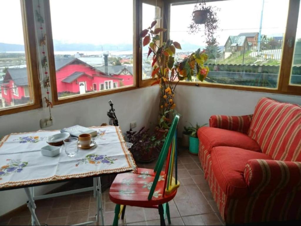 烏斯懷亞的住宿－Alem Casa de Familia，客厅配有桌子和沙发