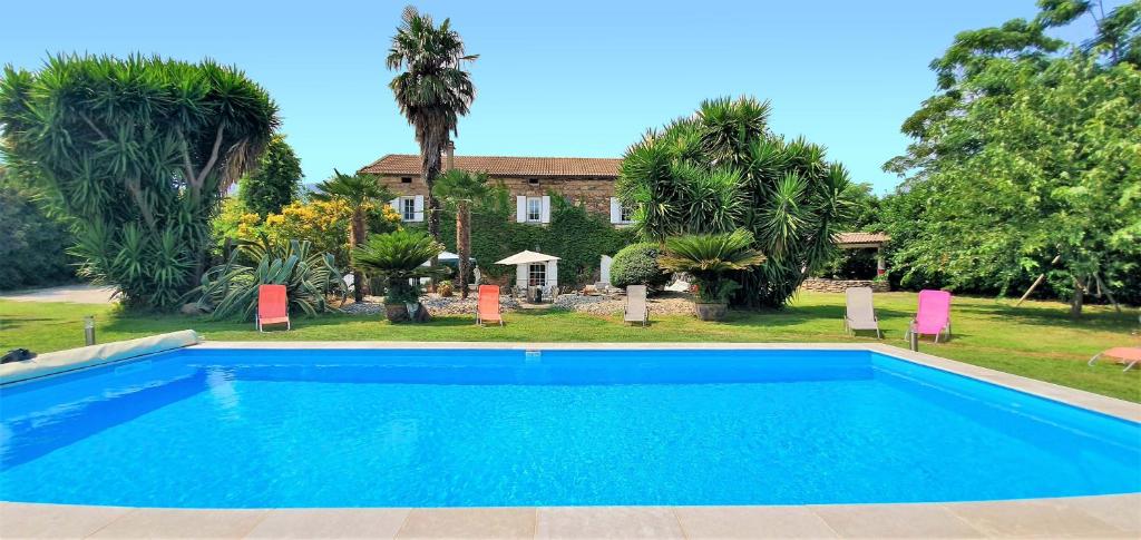 - une piscine en face d'une maison dans l'établissement La Casalamadonna, à Santa-Lucia-di-Moriani