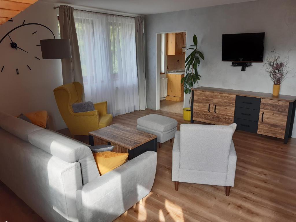 Telewizja i/lub zestaw kina domowego w obiekcie Apartmány u Jiroušů