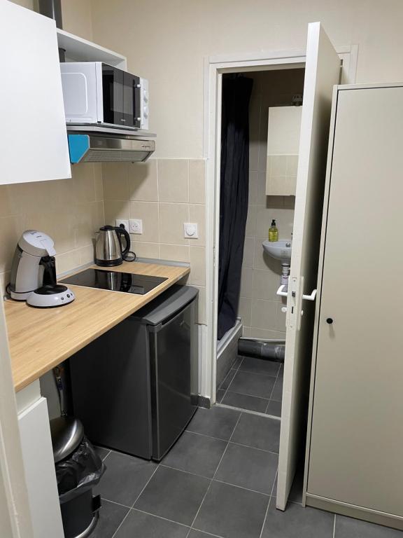 Kuchyň nebo kuchyňský kout v ubytování RENT APPART - La Garenne Colombes