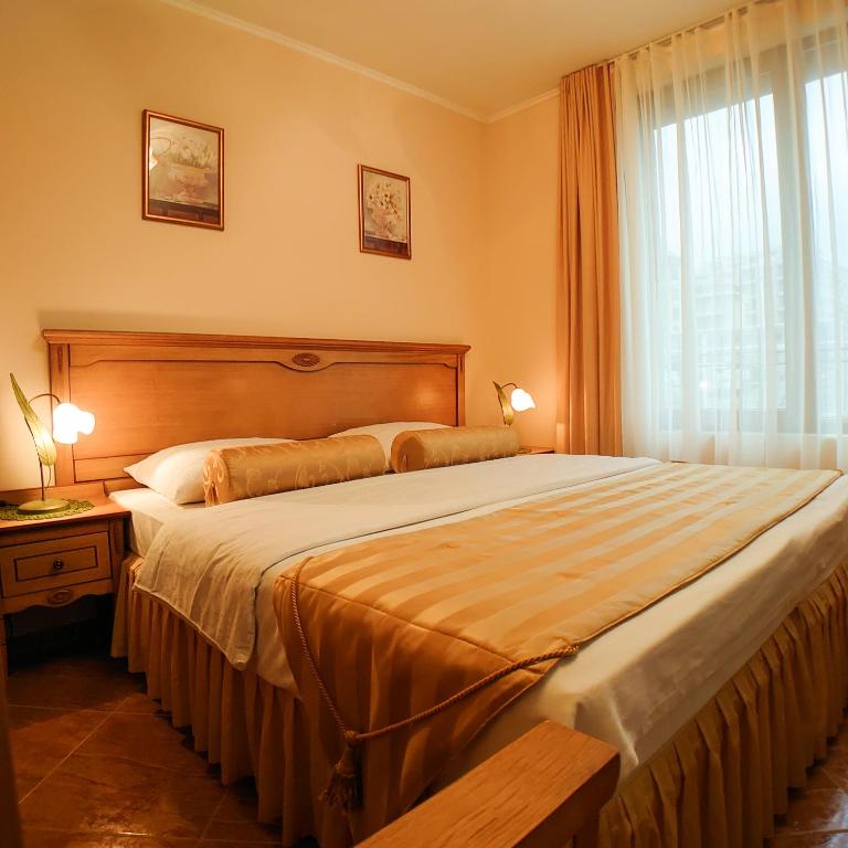 A bed or beds in a room at Helios 350m from the beach