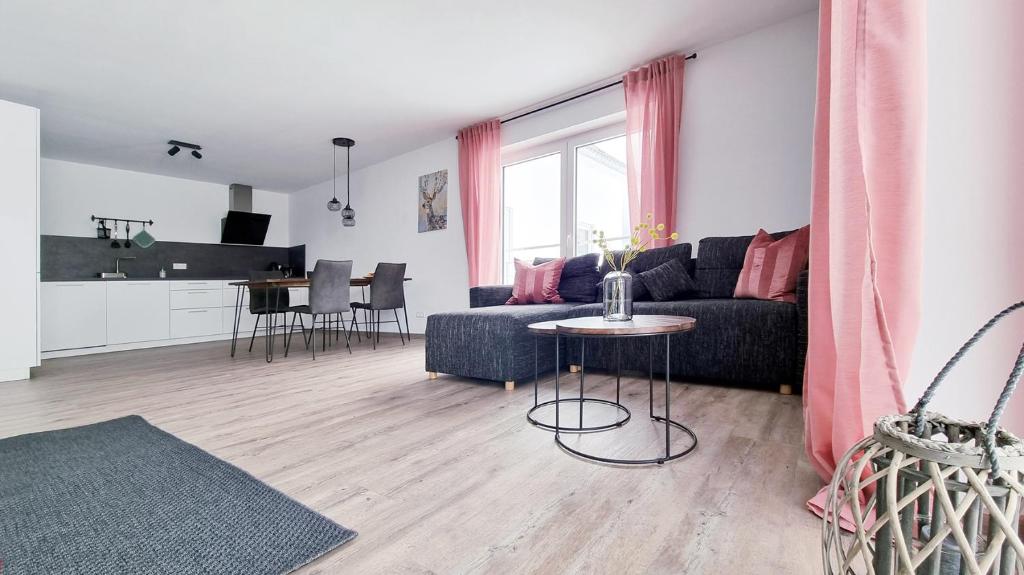 uma sala de estar com um sofá e uma mesa em Rehkitz em Baiersbronn
