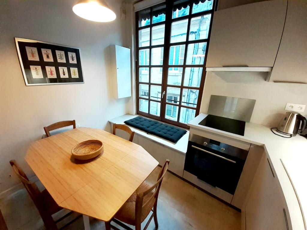 ブロワにあるDuplex 60 m2 bord de Loireのキッチン(木製テーブル、テーブル、椅子付)