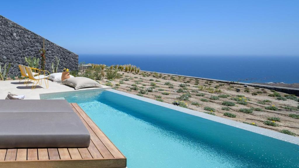 Bazén v ubytování Lithi Luxury Retreat nebo v jeho okolí