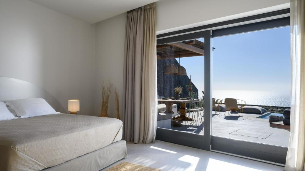 Postel nebo postele na pokoji v ubytování Lithi Luxury Retreat