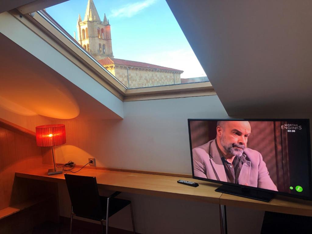 TV a/nebo společenská místnost v ubytování Hotel Spa QH Centro León