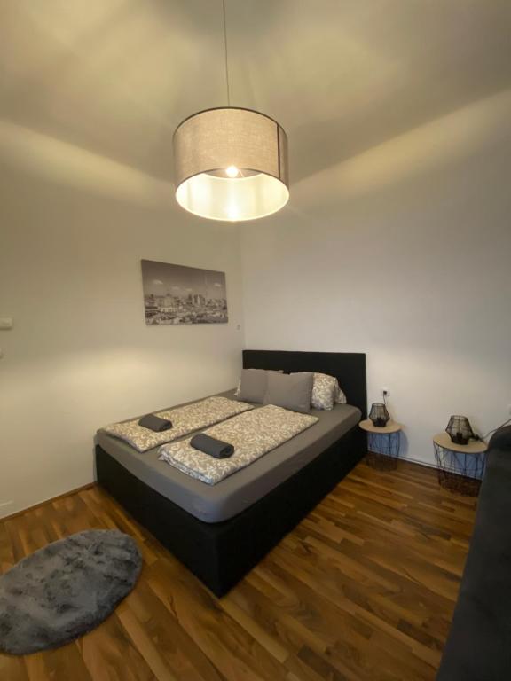 - une chambre avec un lit et un plafond dans l'établissement Paower Apartment, à Vienne