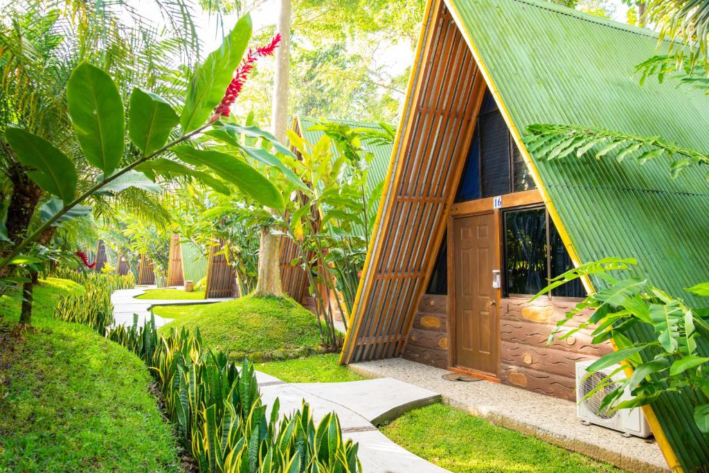 Casa pequeña con techo verde en un jardín en Hotel y Bungalows El Jardín en San Felipe
