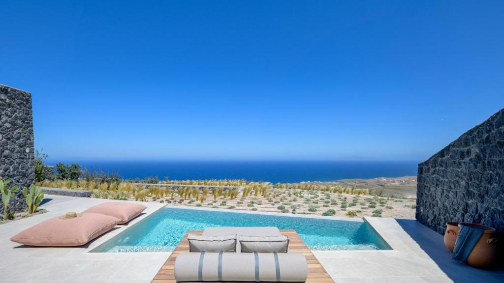 a villa with a pool and a view of the ocean at Lithi Luxury Retreat in Imerovigli