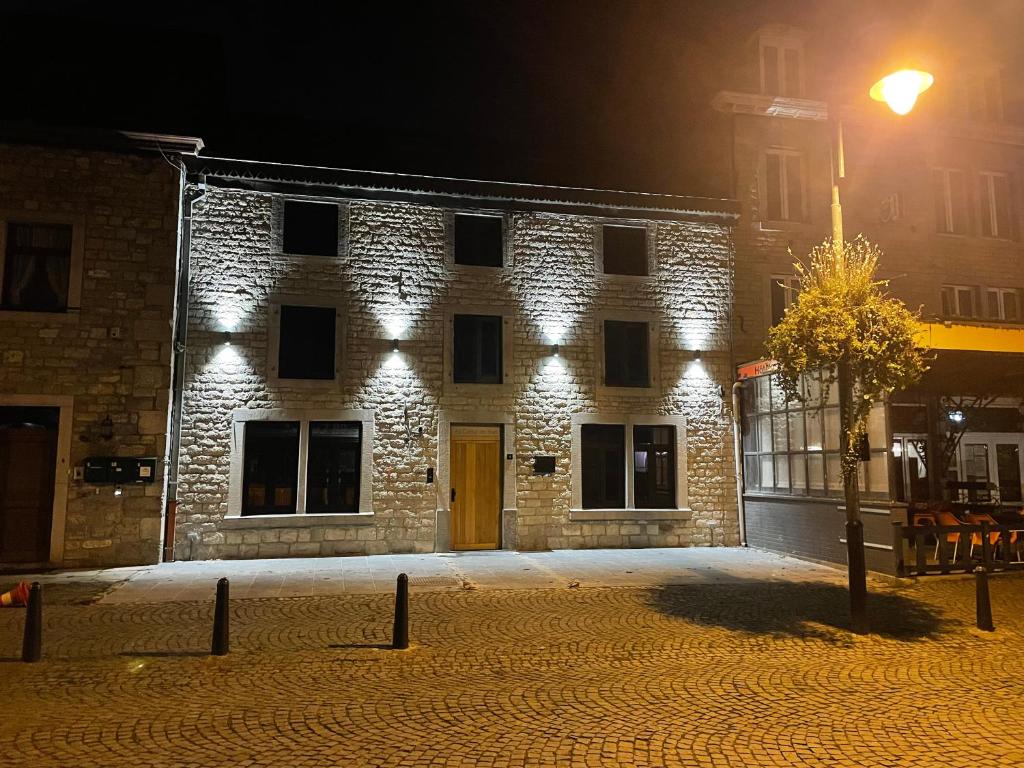 un edificio de ladrillo por la noche con luz de la calle en B&B Au Cœur de Han, en Han-sur-Lesse
