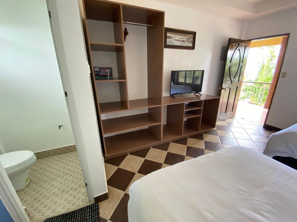 TV a/nebo společenská místnost v ubytování Azure Camotes Resort Hotel