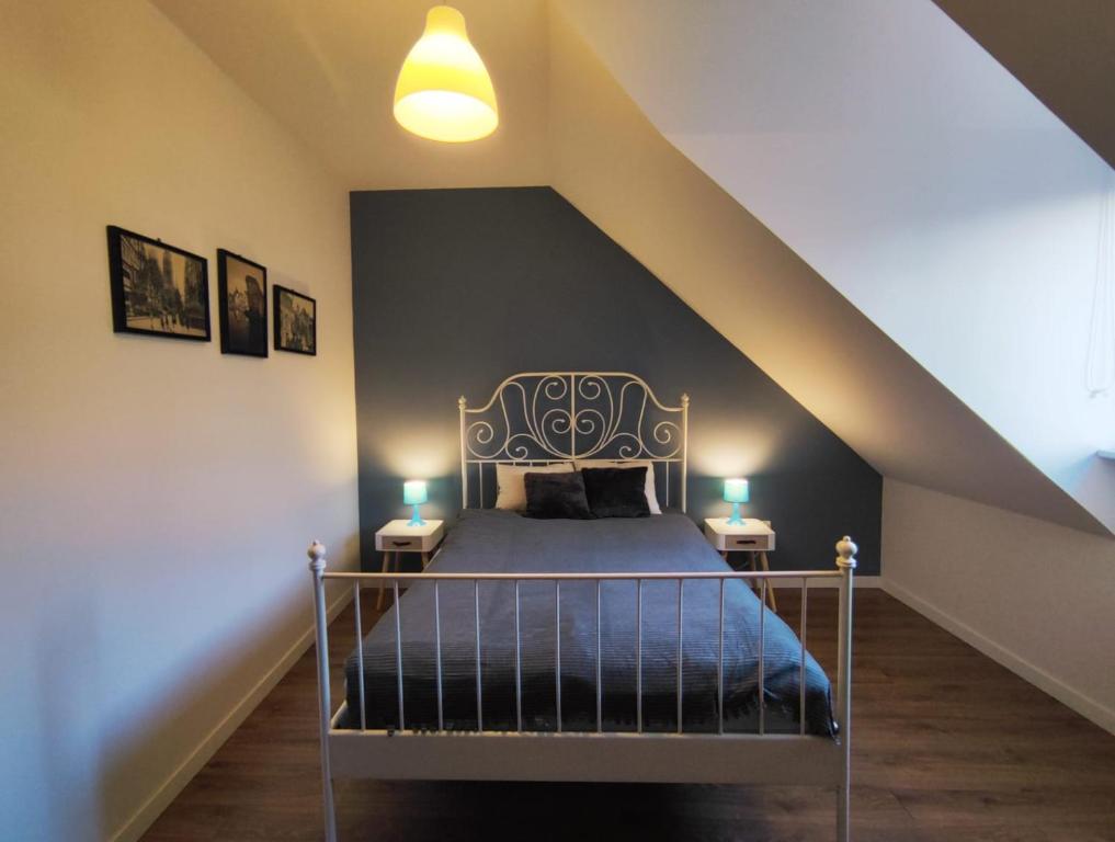 1 dormitorio con 1 cama con 2 lámparas en 2 mesas en Apartamenty Gdańsk, en Gdansk