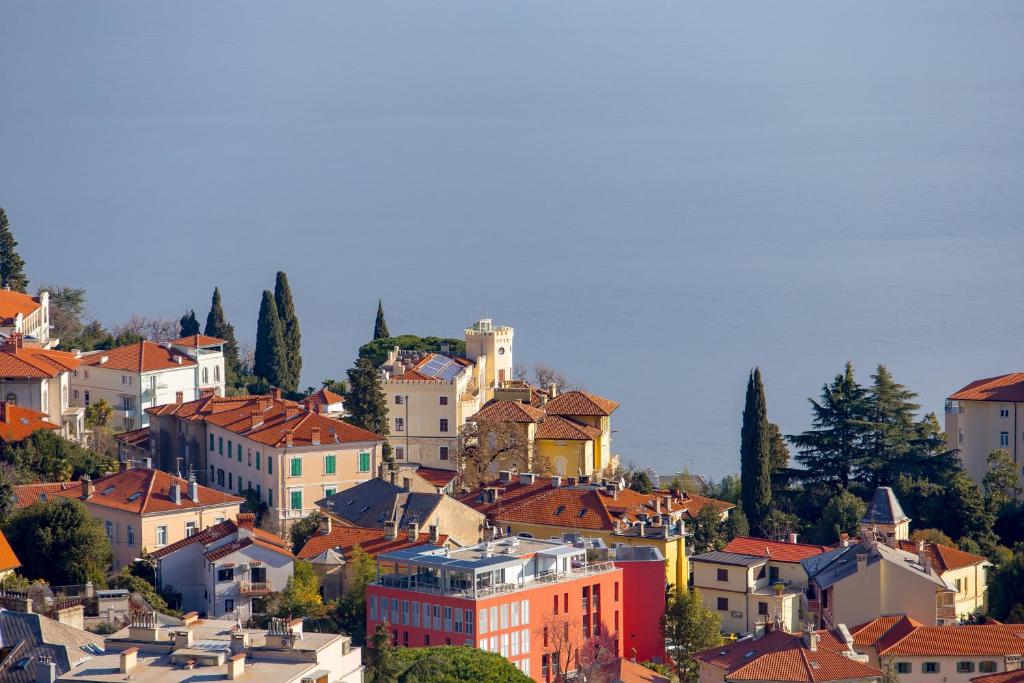 Výhľad na mesto Opatija alebo výhľad na mesto priamo z apartmánu
