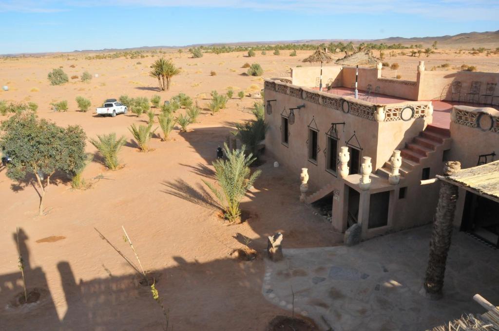 een luchtfoto van een huis in de woestijn bij Maison Acacias in Erfoud